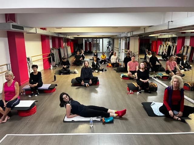 Cours collectif de sophrologie aux Cercles de la Forme Batignolles