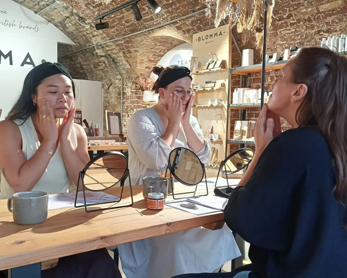 Participante pratiquant le yoga du visage, exercice gestuel